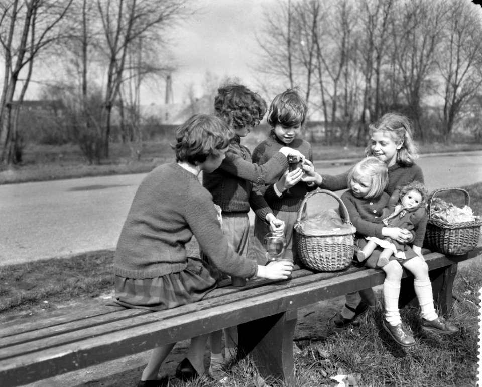 Schoolvoetbal aan de Zuidelijke Wandelweg, meisjes met poppen op een bank, Bestanddeelnr 910-2523