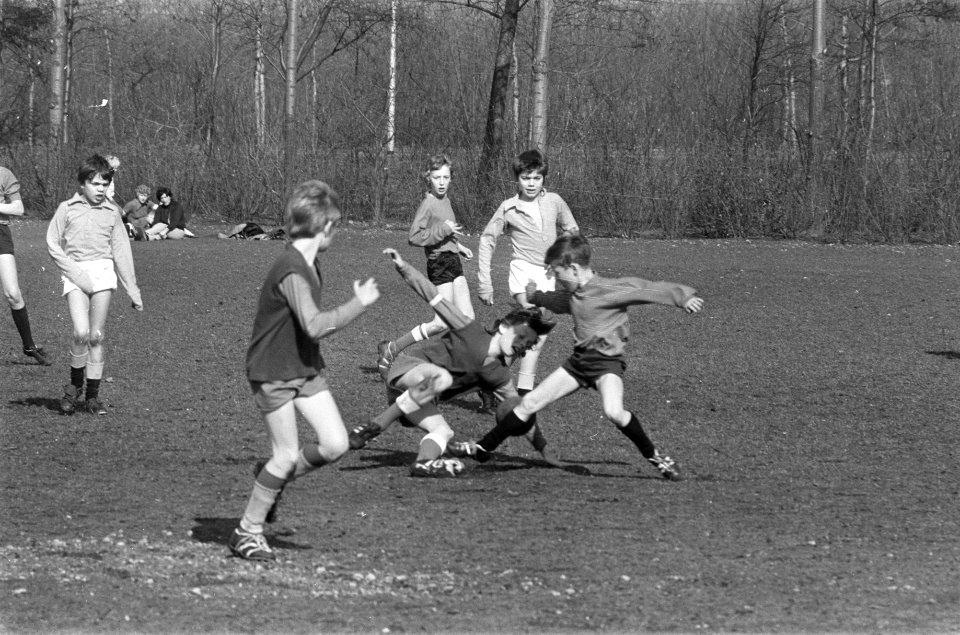Schoolvoetbal Paastoernooi begonnen in Amsterdam, spelmoment Koningin Juliana sc, Bestanddeelnr 925-4605