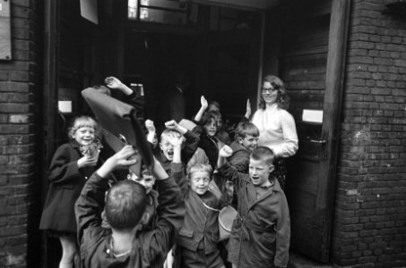 Schoolvakantie. Jongens rennen de school uit, de vakantie tegemoet Amsterdam, Bestanddeelnr 921-4727