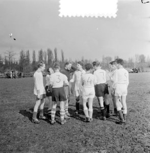 Schoolvoetbal in Amsterdam begonnen, Bestanddeelnr 905-6536
