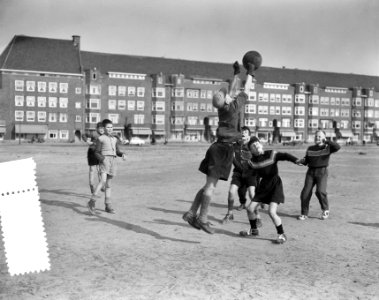 Schoolvoetbal, de jongens oefenen al, Bestanddeelnr 934-5856 photo