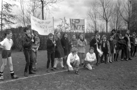 Schoolvoetbal competitie begonnen te Amsterdam supporters Heinzeschool met spand, Bestanddeelnr 922-2558