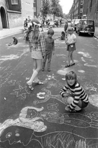 Schooljeugd in Amsterdam aan het straattekenen in de Polanenstraat, Bestanddeelnr 925-7134