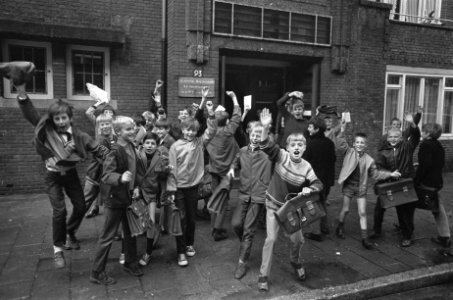 Schoolvakantie. Jongens rennen de school uit, de vakantie tegemoet Amsterdam, Bestanddeelnr 921-4726