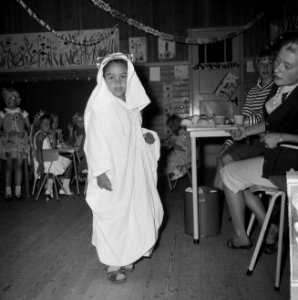 Schoolvakantie nadert op kleuterschool in Amsterdam verkleden de leerlingetjes z, Bestanddeelnr 916-6362 photo