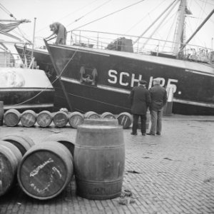 Scheveningse vissers staken, twee vissers nu aan de wal, Bestanddeelnr 915-9213