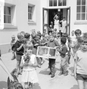 Schoolvakantie begonnen, kinderen met planten, goudvis en hamster naar huis, Bestanddeelnr 919-3127