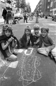 Schooljeugd in Amsterdam aan het straattekenen in de Polanenstraat, Bestanddeelnr 925-7135