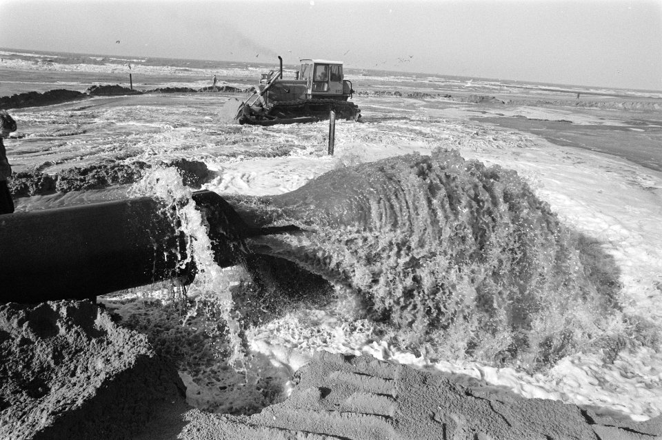 Scheveningse strand wordt opgespoten met zand wat 8 km uit de kust wordt opgezog, Bestanddeelnr 933-2620