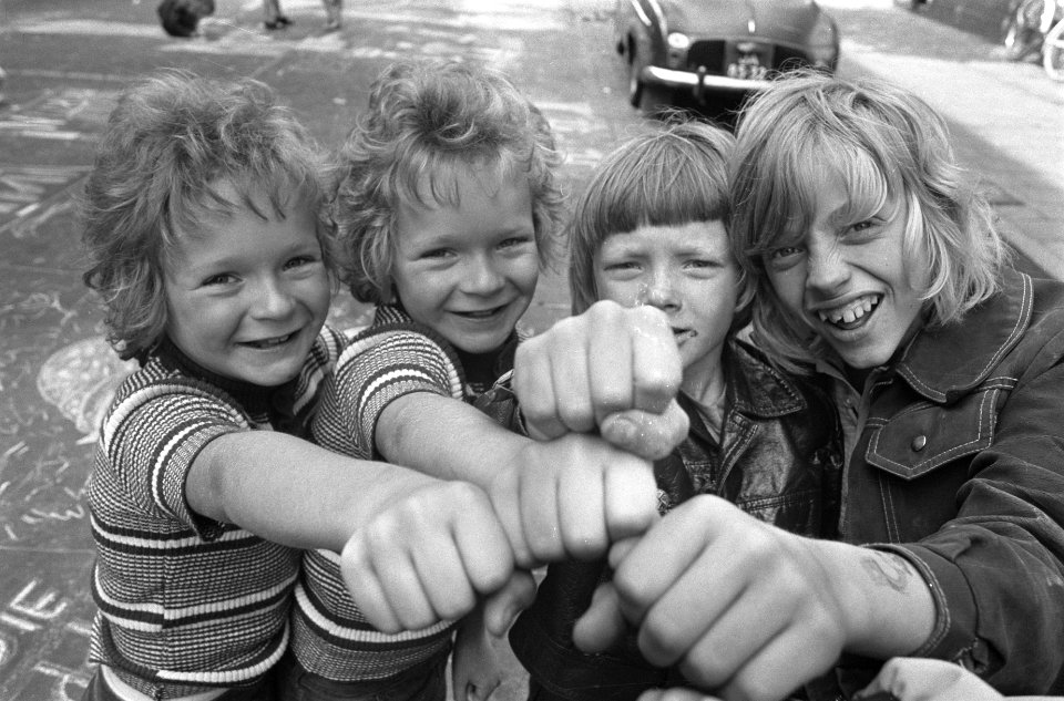 Schooljeugd in Amsterdam aan het straattekenen in de Polanenstraat, Bestanddeelnr 925-7133