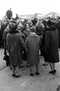 Schoonouders en 2 zusters van Don Carlos op Schiphol, v.l.n.r. Prins Carel Hugo , Bestanddeelnr 916-0367