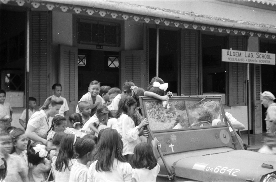 Schoolkinderen bestormen een jeep, Bestanddeelnr 500-3-1