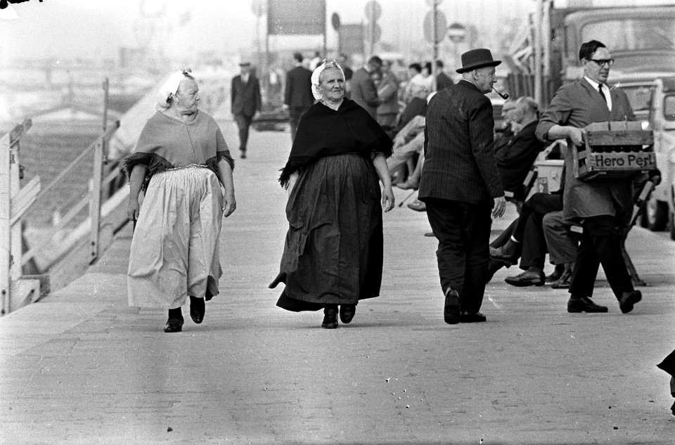 Scheveningse vissersvrouwen maken wandeling over boulevard, Bestanddeelnr 920-7369
