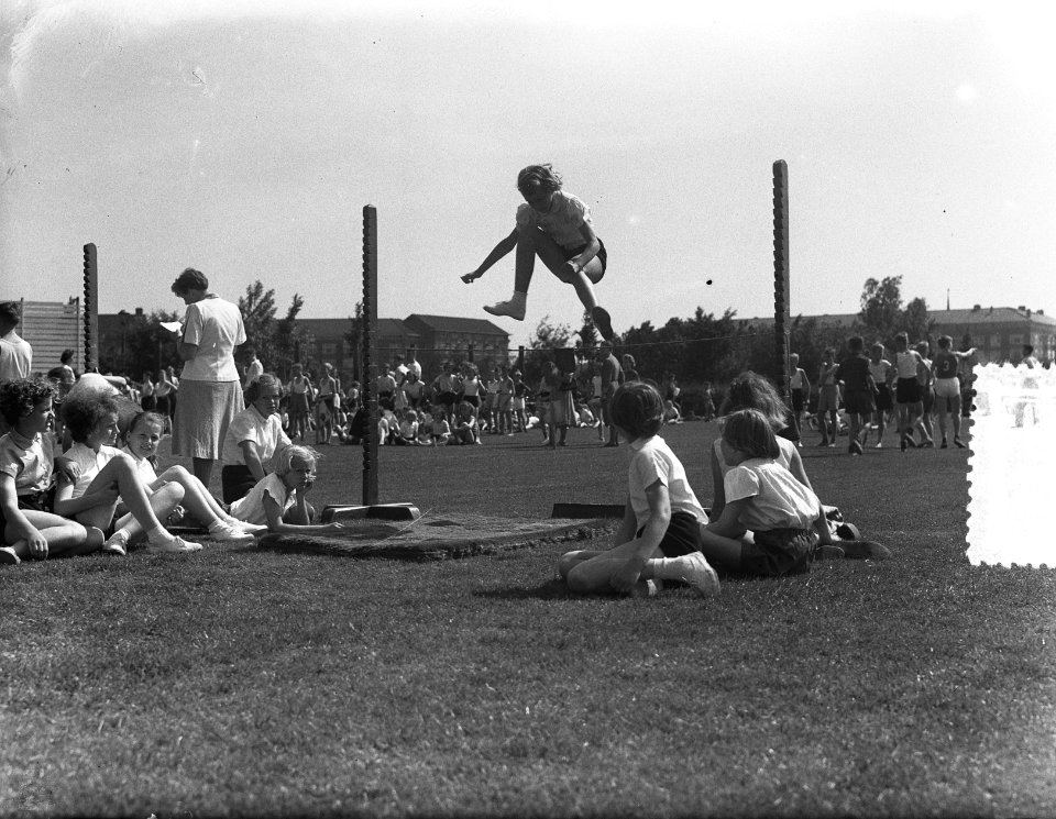 Schoolsportdag te Amsterdam. Hardlopen en verspringen, Bestanddeelnr 905-7704