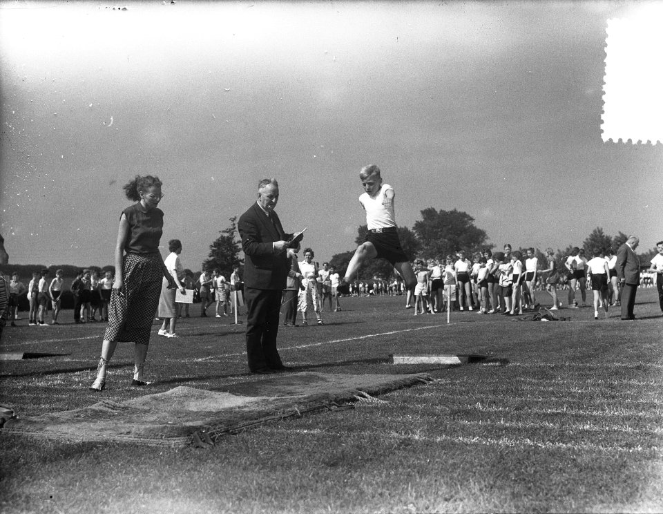 Schoolsportdag te Amsterdam. Hardlopen en verspringen, Bestanddeelnr 905-7700