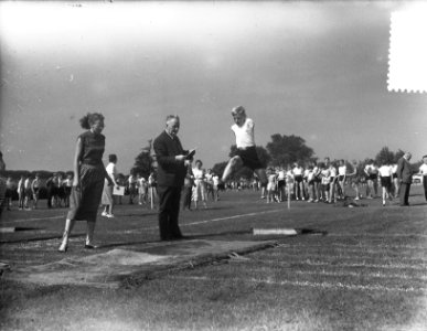 Schoolsportdag te Amsterdam. Hardlopen en verspringen, Bestanddeelnr 905-7700