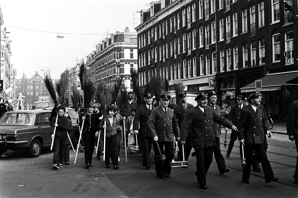 Schoonmaakaktie van scholieren in de Jan Pieter Heijestraat in Amsterdam, kinderen met, Bestanddeelnr 931-4217