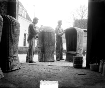 Schoonmaken badstoelen Zandvoort, Bestanddeelnr 905-5085 photo