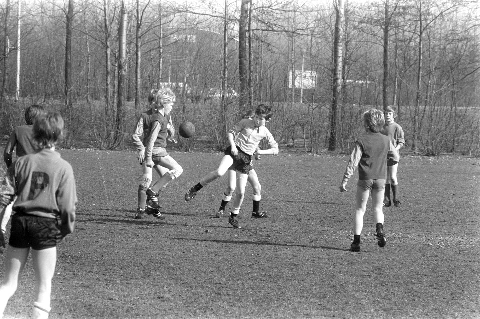 Schoolvoetbal Paastoernooi begonnen in Amsterdam, spelmoment Koningin Juliana sc, Bestanddeelnr 925-4606