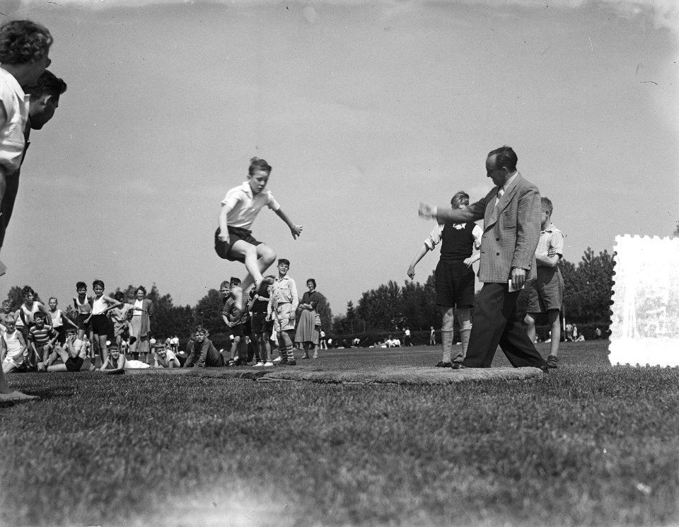Schoolsportdag te Amsterdam. Hardlopen en verspringen, Bestanddeelnr 905-7702
