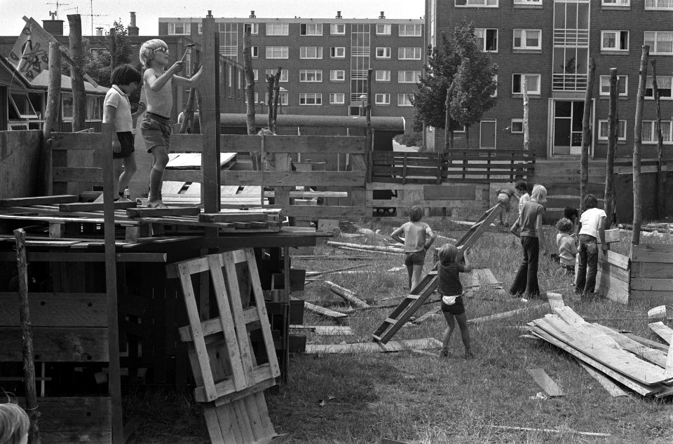 Schoolvakantie, kinderen maken fort in Osdorp, Amsterdam, Bestanddeelnr 926-5385
