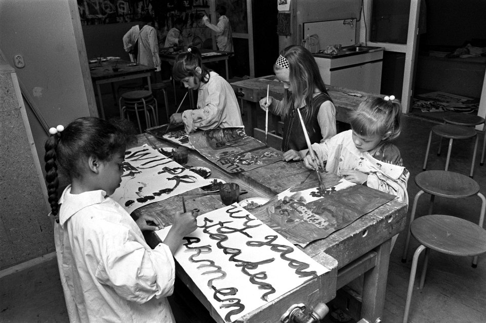 Schoolstaking voor kleuter- en basisonderwijs in Amsterdam kinderen maken spando, Bestanddeelnr 923-5391