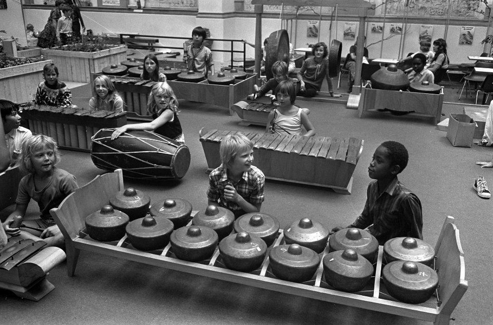 Schoolvakantie, kinderen bespelen gamelan in Tropenmuseum te Amsterdam, Bestanddeelnr 926-5383