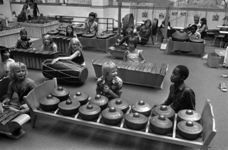 Schoolvakantie, kinderen bespelen gamelan in Tropenmuseum te Amsterdam, Bestanddeelnr 926-5383