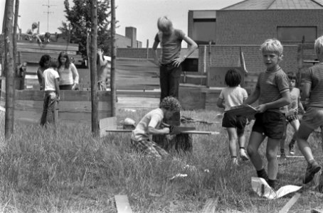 Schoolvakantie, kinderen maken fort in Osdorp, Amsterdam, Bestanddeelnr 926-5386