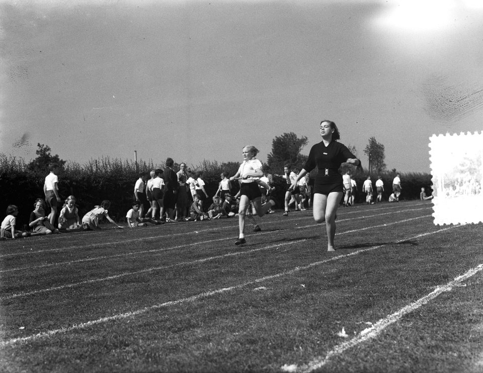 Schoolsportdag te Amsterdam. Hardlopen en verspringen, Bestanddeelnr 905-7705