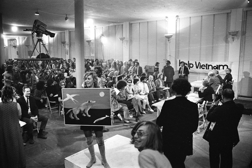 Schrijfster Mies Bouhuys toont een schilderij, Bestanddeelnr 924-5634