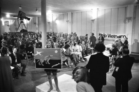 Schrijfster Mies Bouhuys toont een schilderij, Bestanddeelnr 924-5634