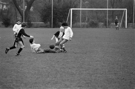 Schoolvoetbaltoernooi in Amsterdam begonnen, jonge voetballers in aktie in Amsterdam, Bestanddeelnr 931-3541
