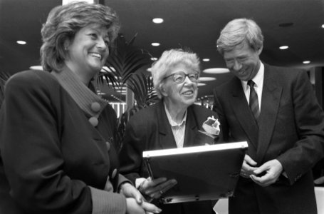 Schrijfster Annie M. G. Schmidt krijgt op de Huishoudbeurs in de RAI de Zilvere, Bestanddeelnr 934-4309