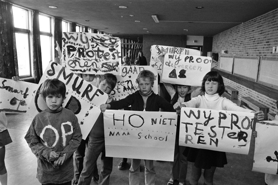 Schoolstaking voor kleuter- en basisonderwijs in Amsterdam kinderen maken spando, Bestanddeelnr 923-5392