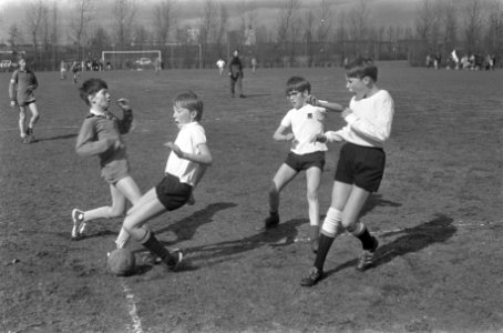 Schoolvoetbal competitie begonnen te Amsterdam Heinzeschool tegen Montessorischo, Bestanddeelnr 922-2557