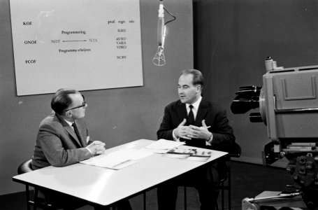 Schooltelevisie Jaap Buys in gesprek met direkteur Vlaamse Onderwijs TV dhr Her, Bestanddeelnr 915-6378