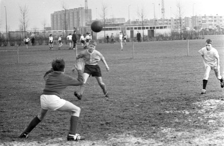 Schoolvoetbal de Zach Jansen tegen St Cornelis te Buitenveldert, spelmomenten, Bestanddeelnr 916-0942