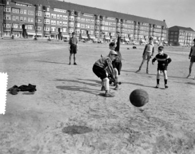 Schoolvoetbal, de jongens oefenen al, Bestanddeelnr 934-5855