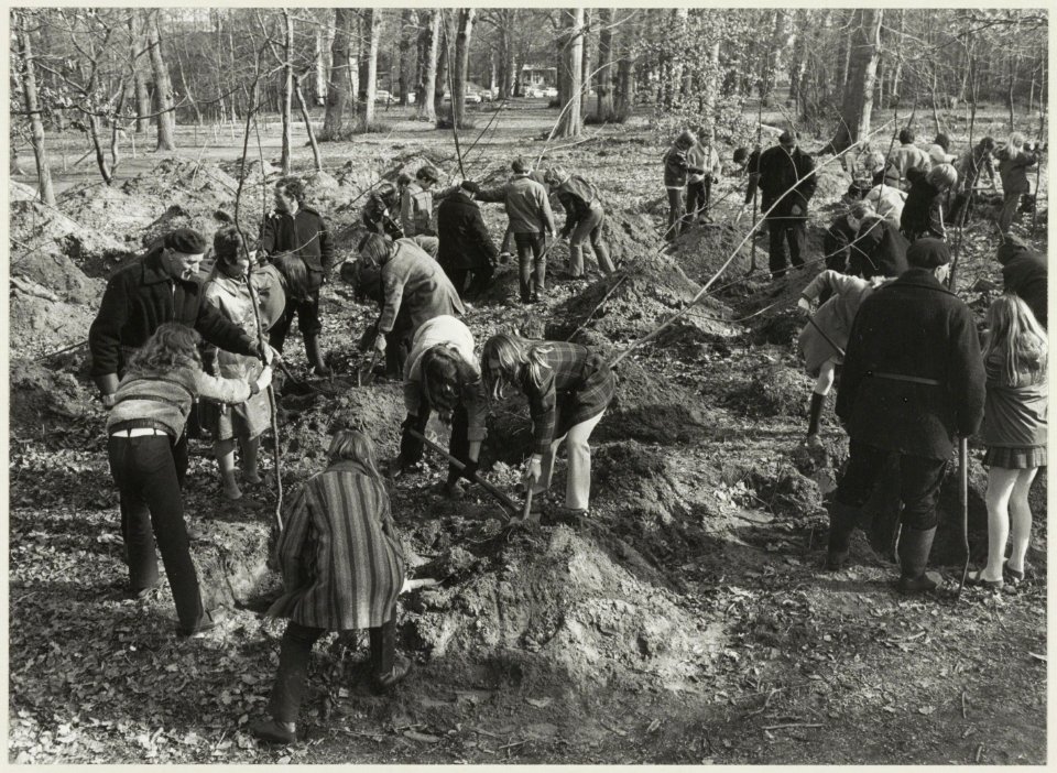 Schoolkinderen planten jonge bomen op Boomplantdag in de Haarlemeerhout. NL-HlmNHA 54011887