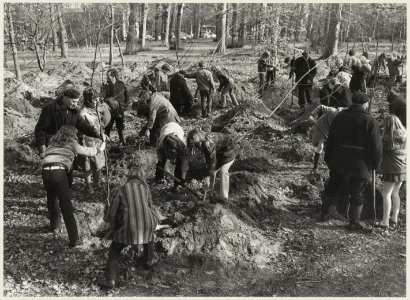 Schoolkinderen planten jonge bomen op Boomplantdag in de Haarlemeerhout. NL-HlmNHA 54011887