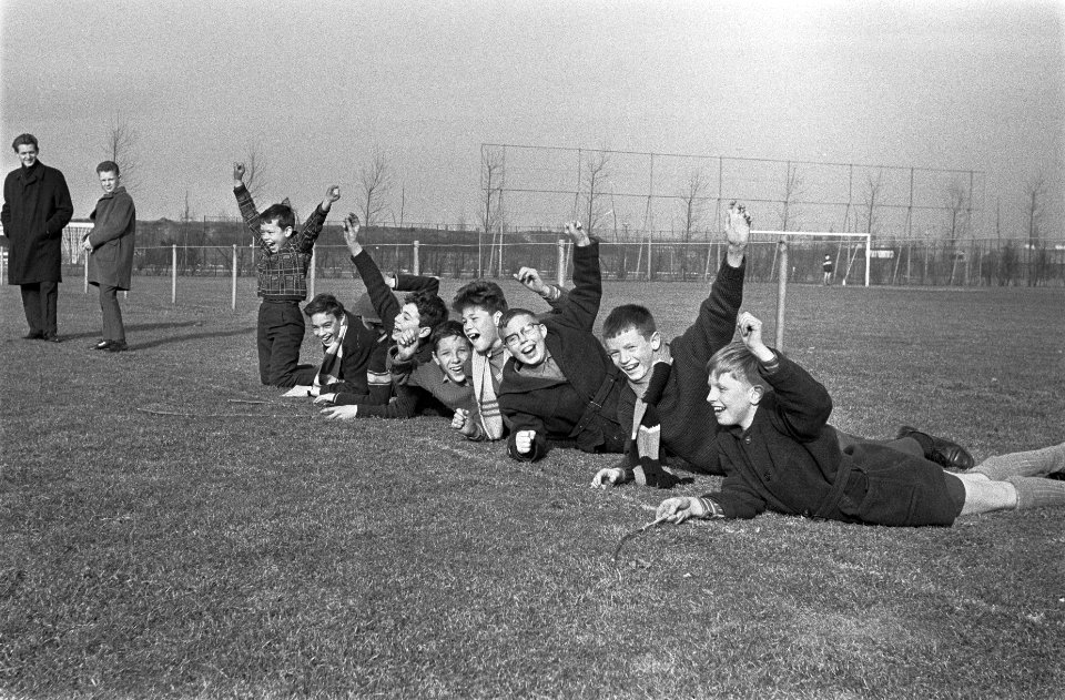 Schoolvoetbal de Zach Jansen tegen St Cornelis te Buitenveldert, jeugdige supp, Bestanddeelnr 916-0941