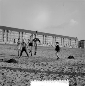 Schoolvoetbal op woensdagmiddag op opgespoten land, Bestanddeelnr 907-5571