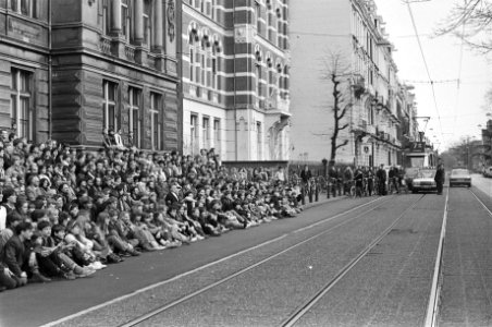 Schooltraditie van Barlaeus Gymnasium in ere hersteld door schoolfoto van alle 5, Bestanddeelnr 932-0516