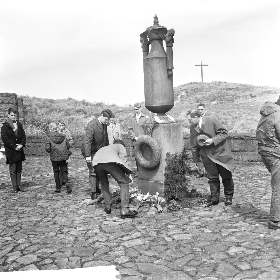 Schoolkinderen leggen bloemen op graven van de erebegraafplaats te Overveen, Bestanddeelnr 917-7280