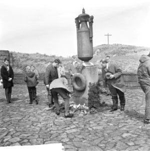 Schoolkinderen leggen bloemen op graven van de erebegraafplaats te Overveen, Bestanddeelnr 917-7280