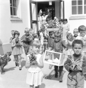 Schoolvakantie begonnen, kinderen met planten, goudvis en hamster naar huis, Bestanddeelnr 919-3124