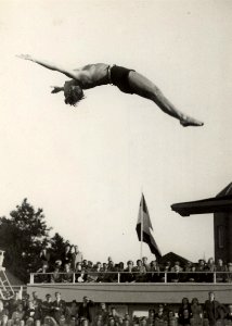 Schoonspringen tijdens internationale zwemwedstrijden in Stoop's Bad die in het kader van de Haarlemse Sportweek werden gehouden. Aangekocht in 1977 van fotograaf C. de Boer. Identificatienu, NL-HlmNHA 54004782