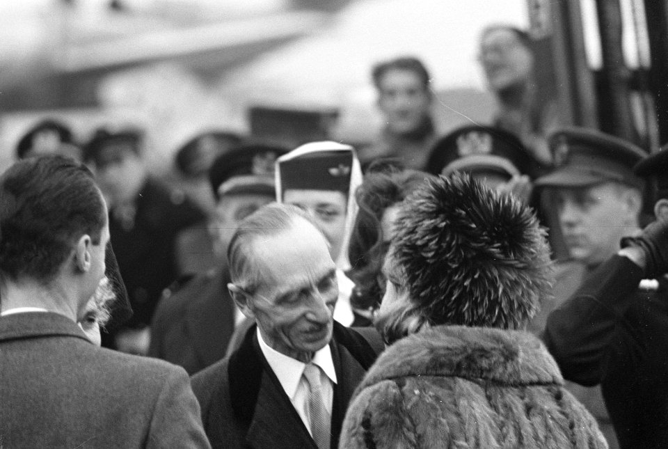 Schoonouders en 2 zusters van Don Carlos op Schiphol, Prinses Irene begroet haar, Bestanddeelnr 916-0368
