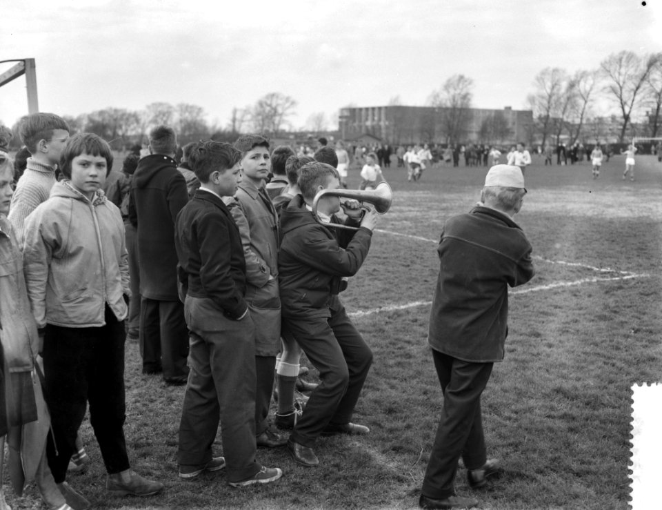 Schoolvoetbal te Amsterdam, aanhangers van de Dongeschool moedigen hun elftal aa, Bestanddeelnr 910-2808